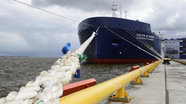 Le méthanier brise-glace « Christophe de Margerie » dans le port de Sabetta, en Russie.