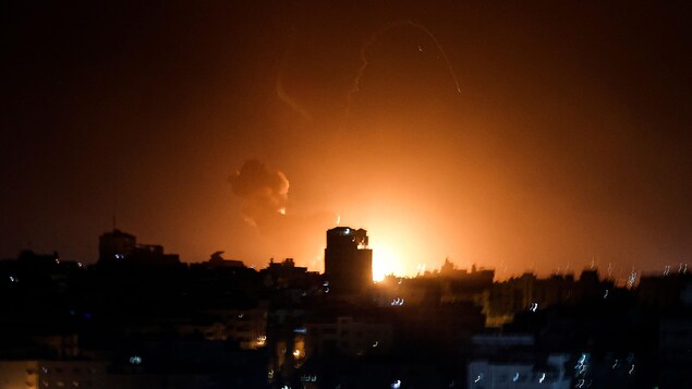 Explosion d'un missile dans une ville.