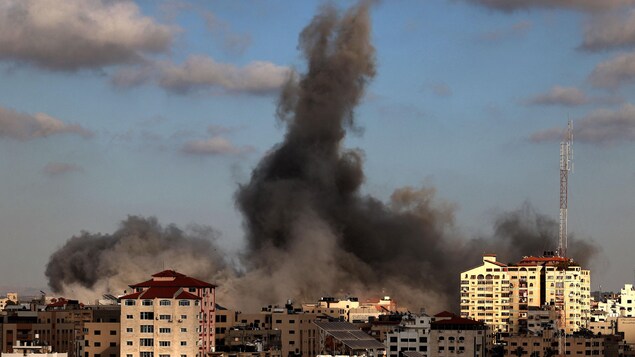 De la fumée au-dessus d'un site au milieu d'un quartier résidentiel à Gaza bombardée par l'armée israélienne.