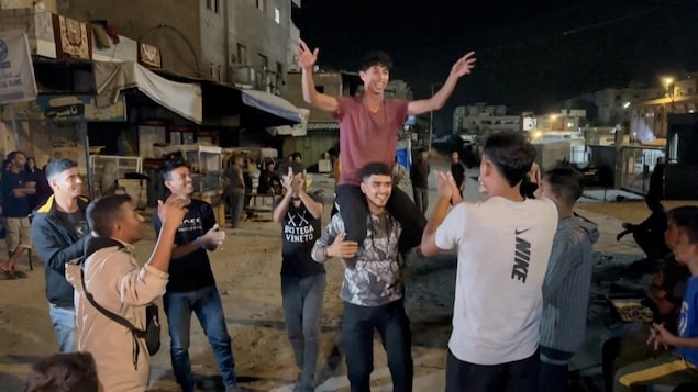 مظاهر فرح في خان يونس في قطاع غزة بعد الإعلان عن توقيع إسرائيل وحماس على المرحلة الأولى من خطة ترامب للسلام.