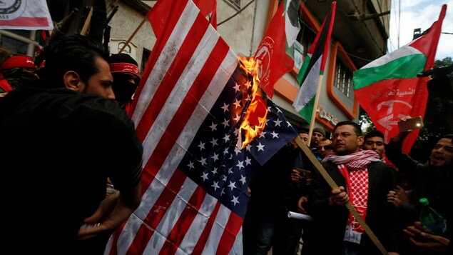 Drapeau en feu, rassemblement de manifestants à Gaza.