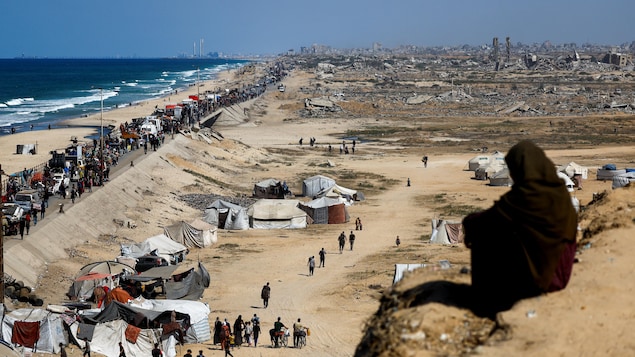 Palestinci se vračali v opustošeno Gazo, Iran izraža nezaupanje v prekinitev ognja, Izrael zadržuje izpustitev zdravnikov.