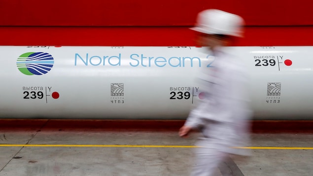 Le logo du projet de gazoduc Nord Stream 2 est vu sur un tuyau à l'usine de laminage de tuyaux de Chelyabinsk appartenant au groupe ChelPipe à Chelyabinsk, en Russie.