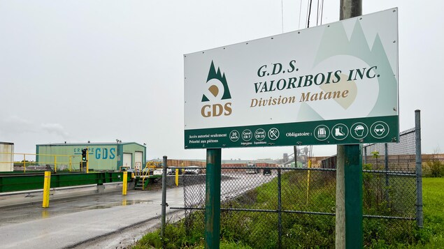 Panneau à l'entrée de l'usine.