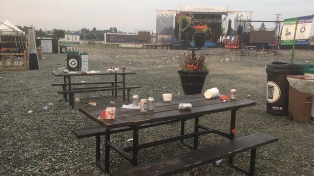 Cannettes, cartons, bouteilles d'eau : de nombreux déchets seront à ramasser après une soirée de spectacle. Cannettes, cartons, bouteilles d'eau : de nombreux déchets seront à ramasser après une soirée de spectacle.