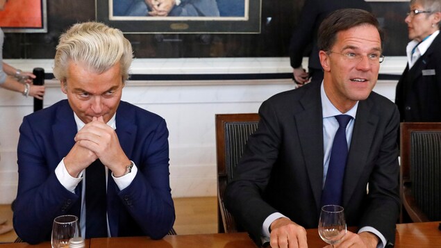 Le premier ministre des Pays-Bas, Mark Rutte, et le chef du parti d’extrême droite PVV, Geert Wilders, au lendemain des élections législatives, à La Haye, le 16 mars 2017. Le premier ministre des Pays-Bas, Mark Rutte, et le chef du parti d’extrême droite PVV, Geert Wilders, au lendemain des élections législatives, à La Haye, le 16 mars 2017.