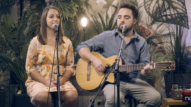Le duo Gen + Tonic interprétant une de leurs compositions