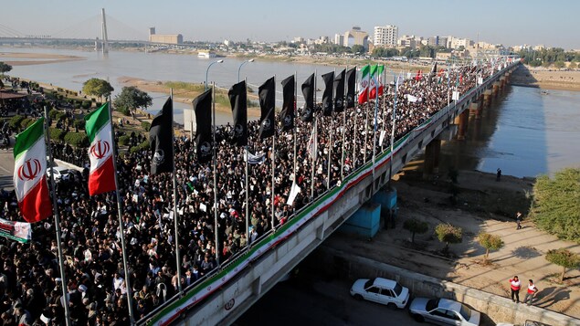 Une foule immense a complètement envahi l'un des ponts de la ville.
