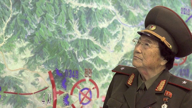 Une femme âgée porte un uniforme militaire de la Corée du Nord