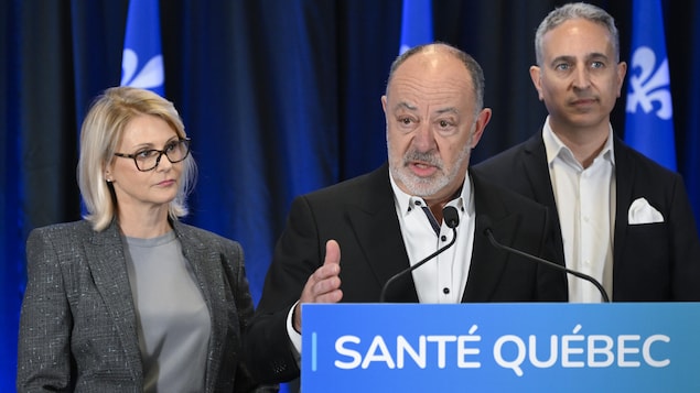 Le ministre de la Santé du Québec, Christian Dubé, au centre, entouré de Geneviève Biron, à gauche, chef de Santé Québec, et à droite de Frédéric Abergel, lors d'un point de presse.