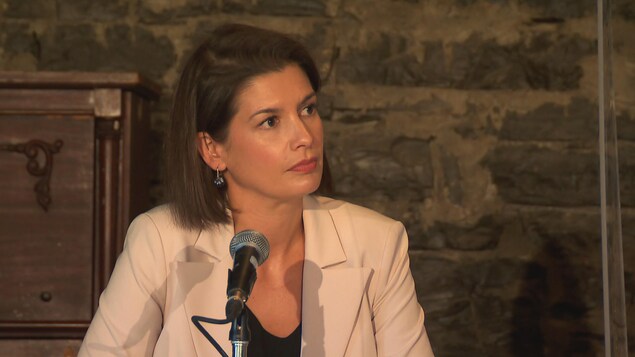 Geneviève Guilbault en conférence de presse.