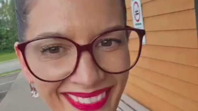 Une femme sur les réseaux sociaux.