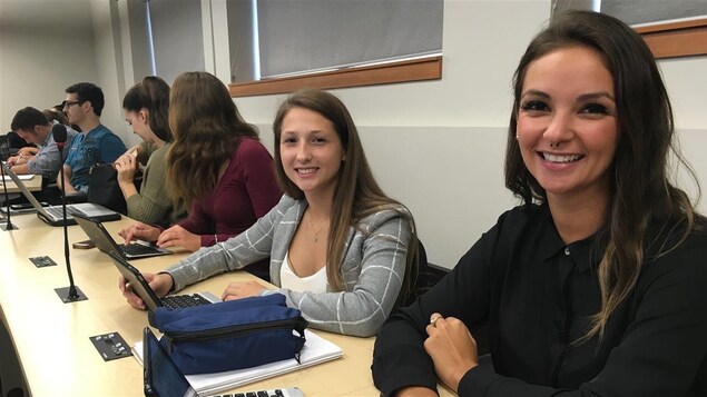 Geneviève Lavoie et Pascale Ouellet-Dufour sont étudiantes en première année de médecine à l'Université du Québec à Chicoutimi. Geneviève Lavoie et Pascale Ouellet-Dufour sont étudiantes en première année de médecine à l'Université du Québec à Chicoutimi.