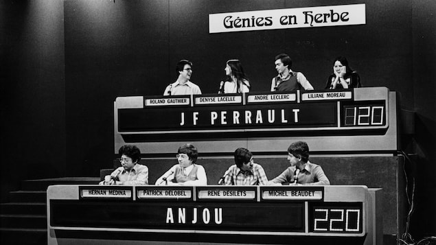 Dans un studio de télévision, les participants de l'école secondaire Joseph-François-Perreault (Roland Gauthier, Denyse Lacelle, André Leclerc, Liliane Moreau) et les participants de la polyvalente d'Anjou (Hernan Medina, Patrick Delobel, René Désilets et Michel Beaudet). Dans un studio de télévision, les participants de l'école secondaire Joseph-François-Perreault (Roland Gauthier, Denyse Lacelle, André Leclerc, Liliane Moreau) et les participants de la polyvalente d'Anjou (Hernan Medina, Patrick Delobel, René Désilets et Michel Beaudet).