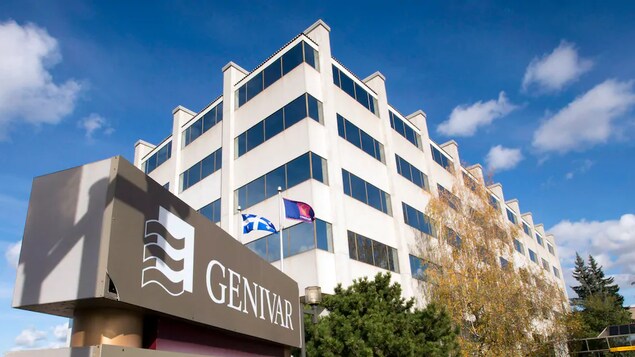 Un panneau de l'entreprise Genivar devant un édifice à bureaux.