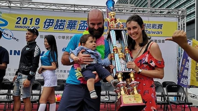 Geoffroy Dussault en compagnie de sa conjointe et leur enfant après une course de vélo à Taïwan