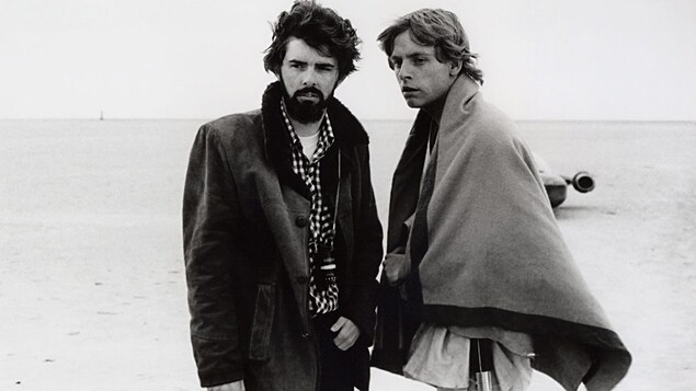 George Lucas et Mark Hamill, en Tunisie lors du tournage du premier « Star Wars » en 1976 George Lucas et Mark Hamill, en Tunisie lors du tournage du premier « Star Wars » en 1976