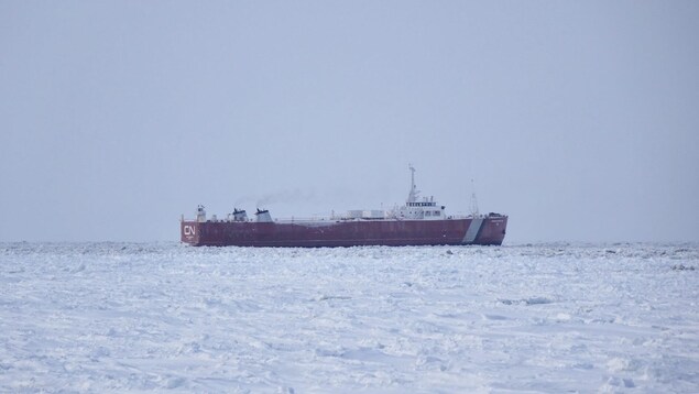 Le traversier-rail Georges-Alexandre-Lebel pris dans les glaces au large de Matane. Le traversier-rail Georges-Alexandre-Lebel pris dans les glaces au large de Matane.