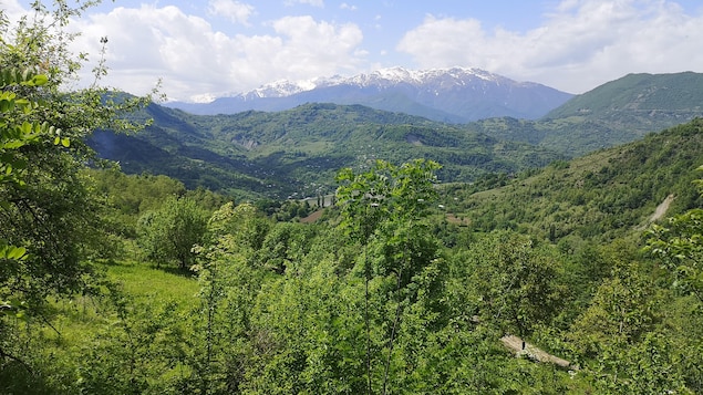 Vue des montagnes de Racha.