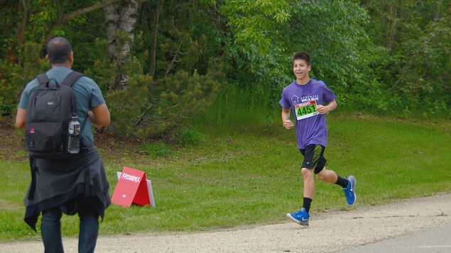 Geovani Robbins, 13 ans, alors qu'il s'apprête à passer le fil d'arrivée d'une course pour sensibiliser le public aux problèmes de l'itinérance à Edmonton. Geovani Robbins, 13 ans, alors qu'il s'apprête à passer le fil d'arrivée d'une course pour sensibiliser le public aux problèmes de l'itinérance à Edmonton.