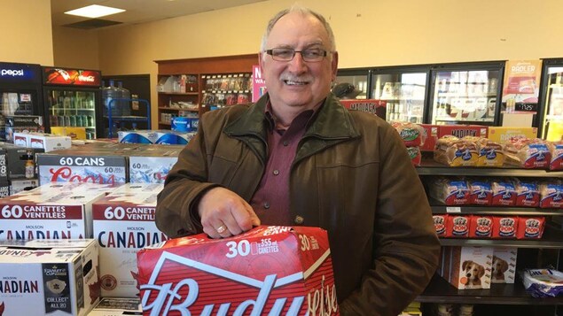 Après avoir obtenu gain de cause lors d'un premier procès en cour provinciale, Gérard Comeau s'est directement rendu dans un dépanneur du Québec pour s'acheter de la bière.