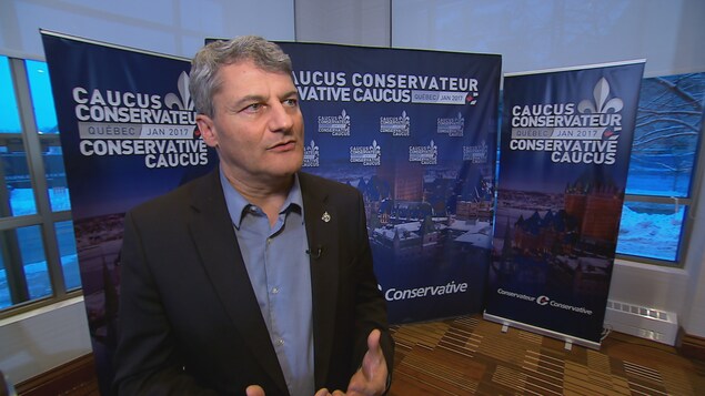 Gérard Deltell explique au journaliste Bruno Savard qu’il n’a pas encore choisi le candidat qu’il appuiera dans la course à la direction du Parti conservateur du Canada.