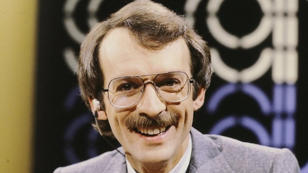 Gérard-Marie Boivin souriant. Sur le mur derrière lui, on voit l'infographie du titre de l'émission «Ce soir».