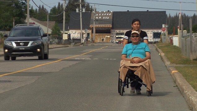 Poussé par Nathalie Michel, Gérard Pinette fait sa promenade matinale dans les rues de Maliotenam. Poussé par Nathalie Michel, Gérard Pinette fait sa promenade matinale dans les rues de Maliotenam.