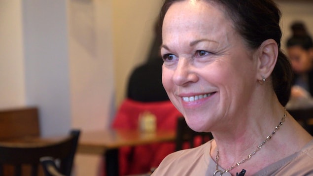 L'ex-candidate libérale Gertrude Bourdon, en entrevue dans un café de Québec