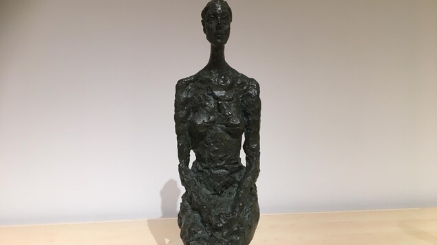 Grande femme assise de Giacometti, 1954. Il s'agit d'un bronze représentant une femme nue, assise.