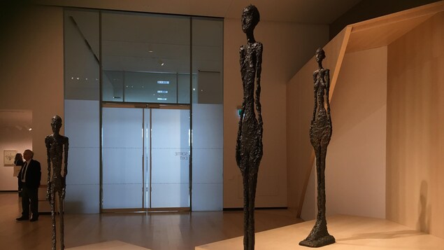 Homme qui marche et grande femme, des oeuvres de Giacometti mises en espace par Jean Hazel. Homme qui marche et grande femme, des oeuvres de Giacometti mises en espace par Jean Hazel.