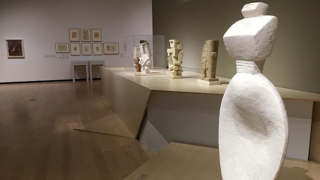 L'exposition consacrée au sculpteur Alberto Giacometti débute au Musée national des beaux-arts du Québec. Il s'agit d'une photo de la première salle où sont présentées des sculptures et toiles de jeunesse.
