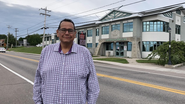 Gilbert Dominique devant le bâtiment du Conseil de bande de Mashteuiatsh.