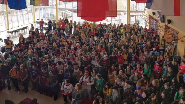 Des centaines de jeunes portant des gilets de hockey Des centaines de jeunes portant des gilets de hockey