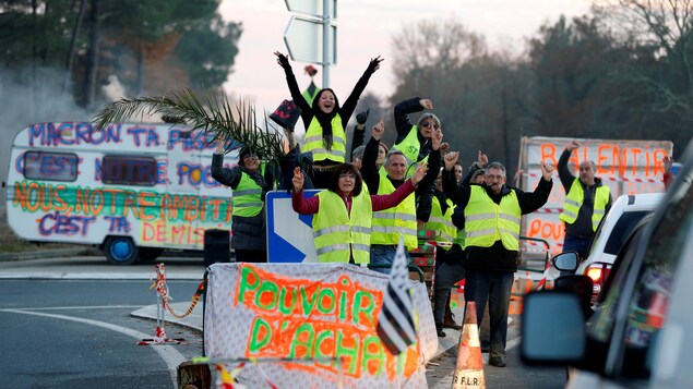 Des manifestants en gilet jaune, symbole de la protestation contre la hausse du prix du carburant, occupent un rond-point à Cissac-Medoc, France, le 5 décembre 2018. Des manifestants en gilet jaune, symbole de la protestation contre la hausse du prix du carburant, occupent un rond-point à Cissac-Medoc, France, le 5 décembre 2018.