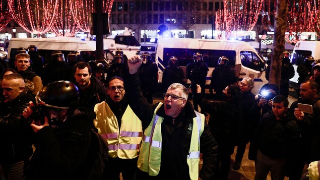Quelques gilets jaunes manifestent à Paris.