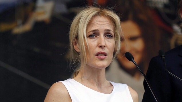 Gillian Anderson, une rose à la main, lors d'un discours fait à Trafalgar Square, à Londres, en juin 2016. Gillian Anderson, une rose à la main, lors d'un discours fait à Trafalgar Square, à Londres, en juin 2016.
