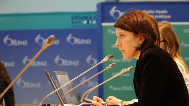 Gillian Connelly devant un micro alors qu'elle s'adresse au conseil de santé d'Ottawa. Gillian Connelly devant un micro alors qu'elle s'adresse au conseil de santé d'Ottawa.