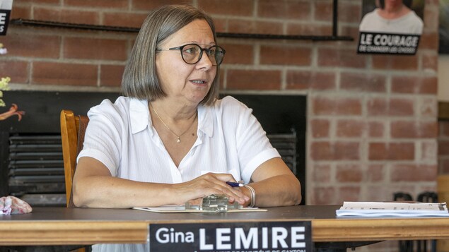 Gina Lemire assise à une table au restaurant Prince Élie.