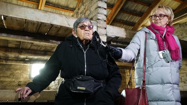 Ginette Kolinka à l'intérieur des baraquements.