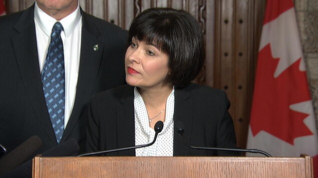 La ministre fédérale de la Santé, Ginette Petitpas Taylor, derrière un lutrin. La ministre fédérale de la Santé, Ginette Petitpas Taylor, derrière un lutrin.
