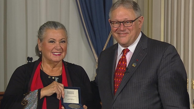 Ginette Reno reçoit la médaille d'honneur de l'Assemblée nationale. Ginette Reno reçoit la médaille d'honneur de l'Assemblée nationale.