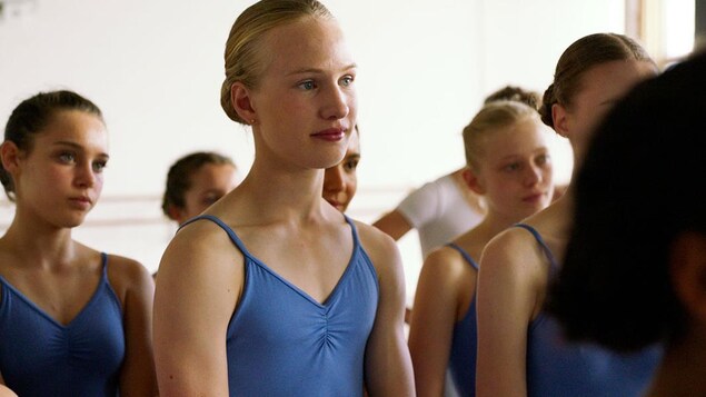 L'acteur dans un salle de cours de danse dans son justaucorps bleu L'acteur dans un salle de cours de danse dans son justaucorps bleu