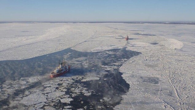 Des brise-glace sur le fleuve Saint-Laurent