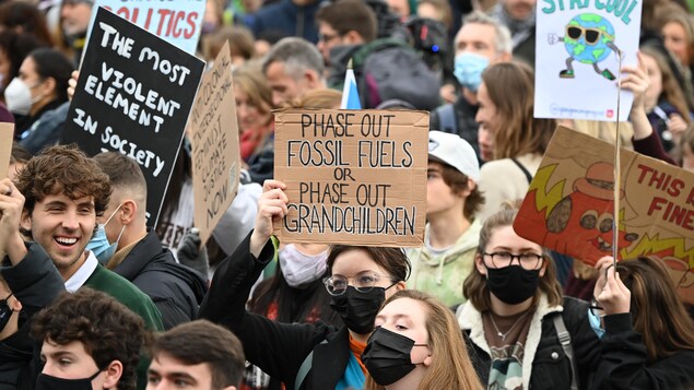 « Assez de bla-bla » : les jeunes dans les rues de Glasgow pour le climat