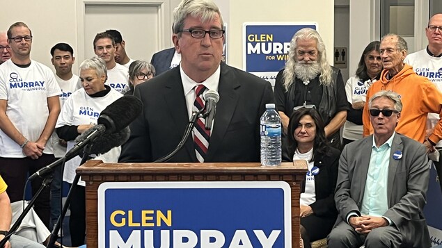 Glen Murray, dans son bureau de campagne électorale à Winnipeg, le 29 septembre 2022, avec des partisans.