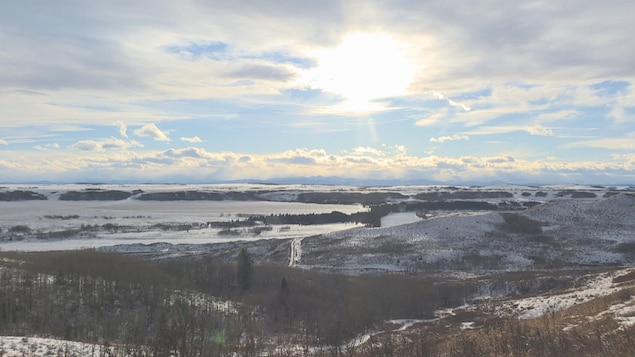Le parc Glenbow Ranch enneigé sous un ciel ensoleillé.