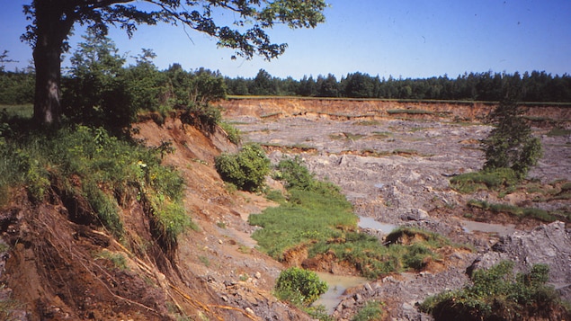 Le paysage après le glissement de terrain en 1993 dans l'ancien village de Lemieux. 