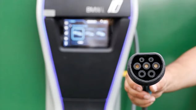 General Motors is pushing into electric vehicles in a big way, installing 40,000 charging stations across North America to recharge them.