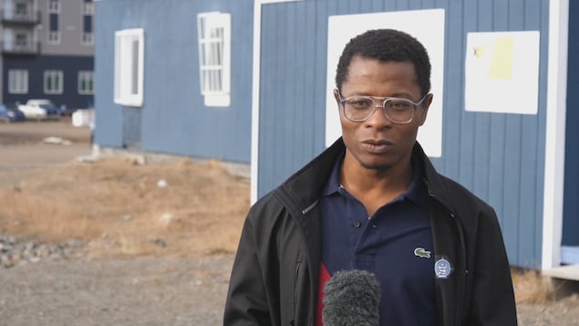 Le président de l'Association des francophones du Nunavut, Goump Djalogue, en entrevue à l'extérieur.